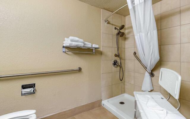 Quality Inn & Suites Des Moines - Merle Hay Road