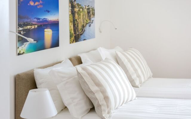 Deluxe Home in Sorrento Old Town with Balconies