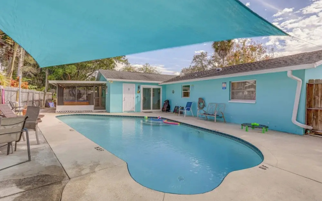 Largo Family Oasis: Private Pool & Hot Tub!