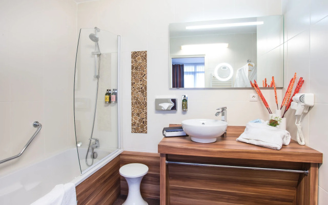 Gatsby Hotel & Restaurant by Happyculture