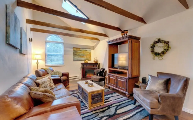 Rustic Log Cabin w/ Studio ~ 5 Mi to Pikes Peak!