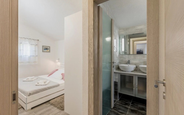 Goldie - 30 m From Beach - H