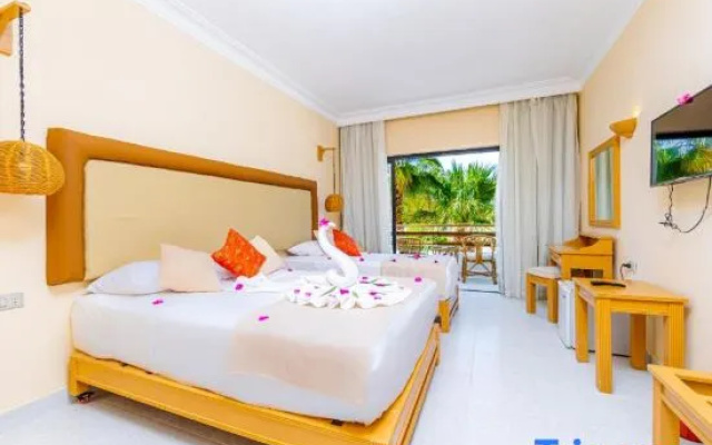 Superior room with garden or pool view — фото 3