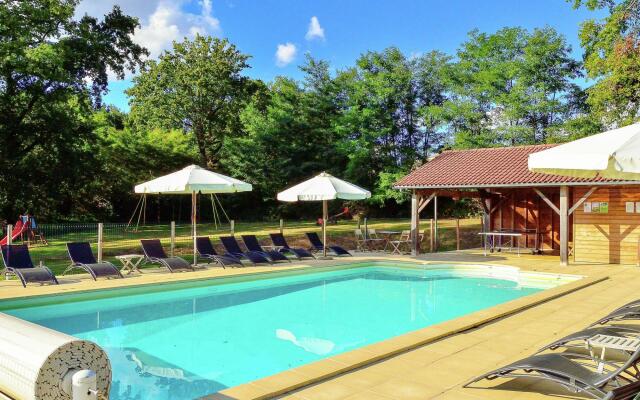 Holiday Home in Oradour sur Vayres with Private Terrace