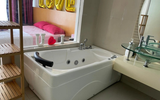 Private Jacuzzi Staycation at KL City 712