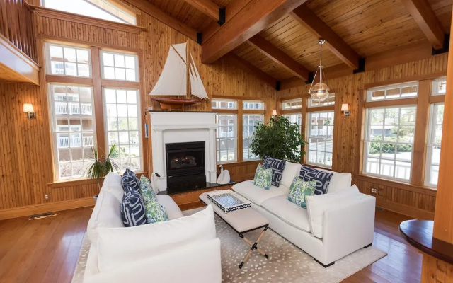 The Burrus House Inn Waterfront Suites
