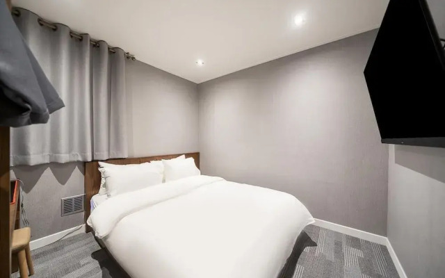 Hotel Seven Step
