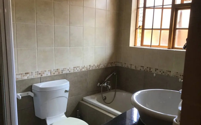 Cozy 2BR 2BR Townhouse Netflix Private Parking Great Location!