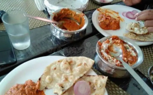 Sada Shiv Guest House near Ganga river