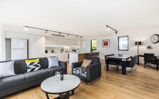 Sydney Townhouse with Parking and Deck