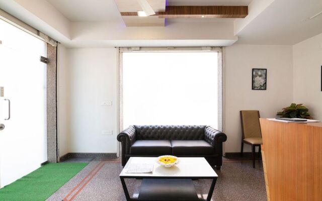 OYO 4428 Central Platinum Suites