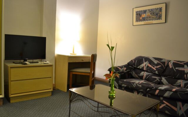 West Plaza Hotel Desekel