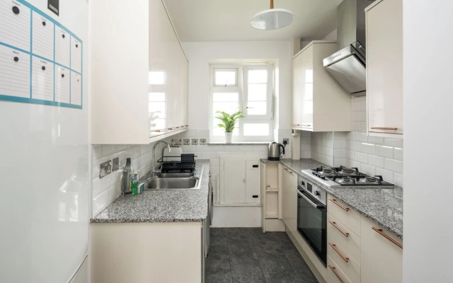 Stylish 2BD Flat with Balcony Near Stepney Green