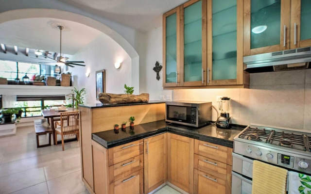 Updated Oceanside Townhome w/ Pool: Walk to Beach!