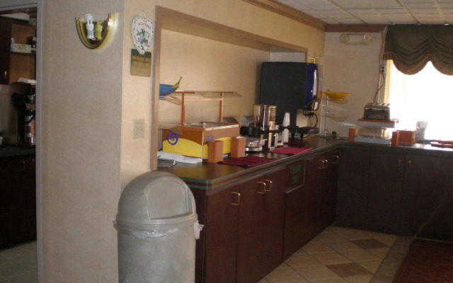 Red Roof Inn & Suites Clinton, TN