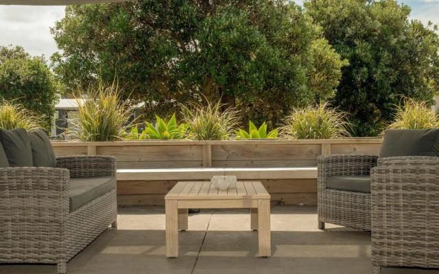 Sands Beach House - Matarangi Holiday Home