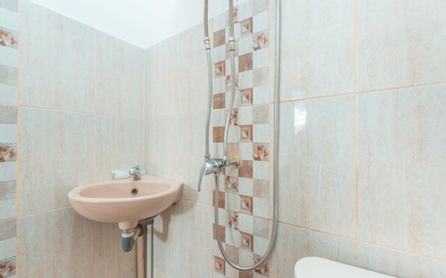 Oyo 2229 Dolfie Residence
