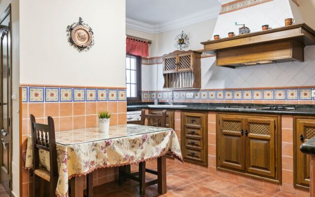 Voguish Holiday Home in Arriate with Terrace