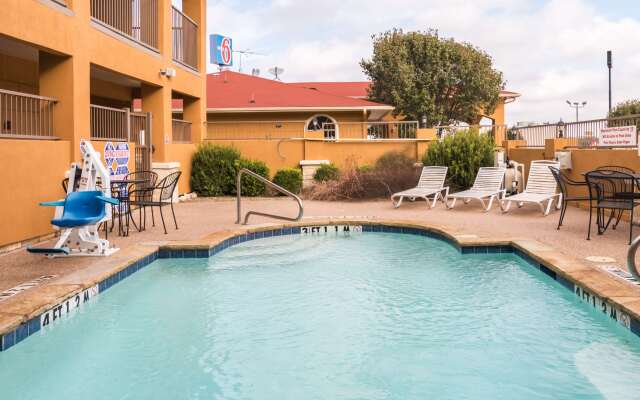 Motel 6 Alvarado, TX