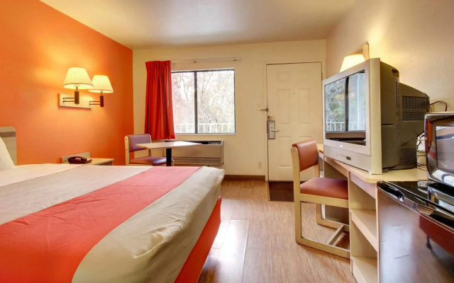 Motel 6 Des Moines, IA - North