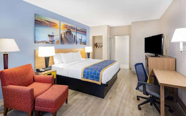 Days Inn & Suites by Wyndham Savannah Midtown