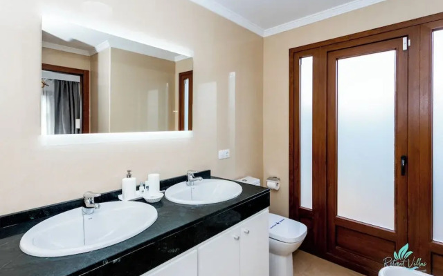 Inviting 4-bed Villa in Playa Blanca