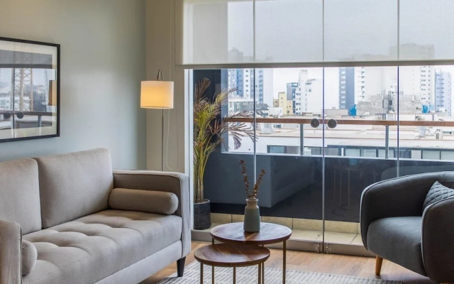 w Fantastic 1BR With Balcony in Miraflores