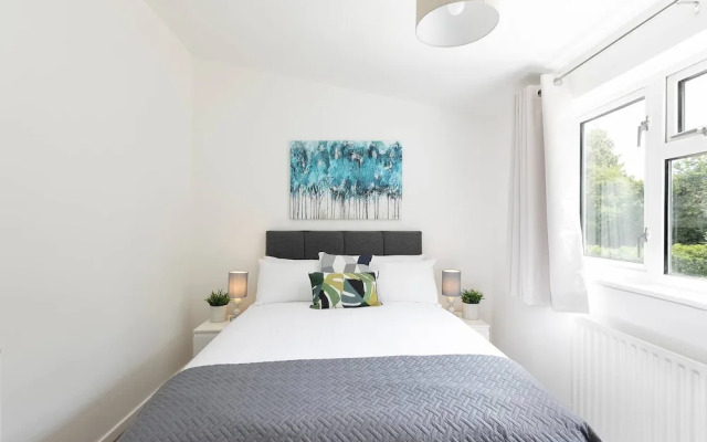 Skyvillion - Lush 2 Bed Hydean Way House & Garden
