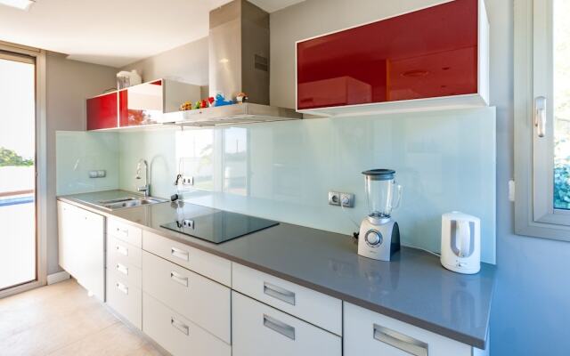 Delightful Villa in Canyelles wth Swimming Pool