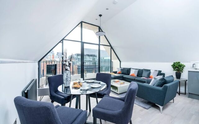 Stylish 2BR Whitechapel Flat with City Views