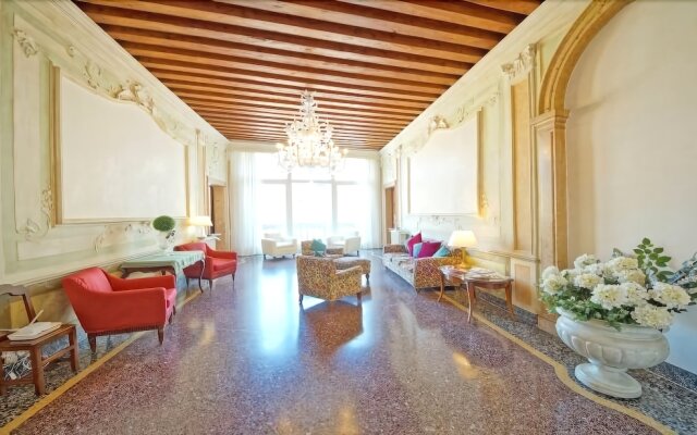 Luxury Balcony Apartment