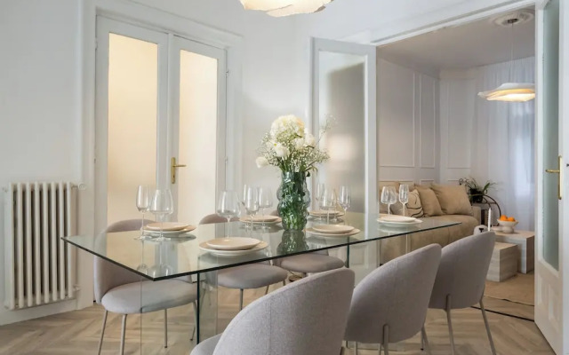 Elegant 3BR Steps away Cismigiu Gardens