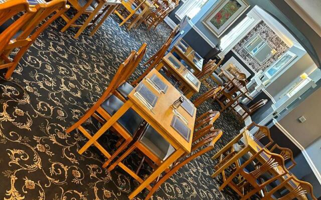 OYO Lamphey Hall Hotel