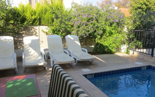 Villasevval-sleeps8-pool-bbq-ac-neartown