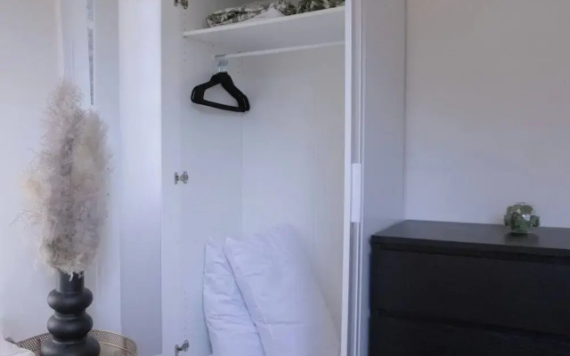 Cozy Fulham Retreat With Private Entrance & Hot Tub