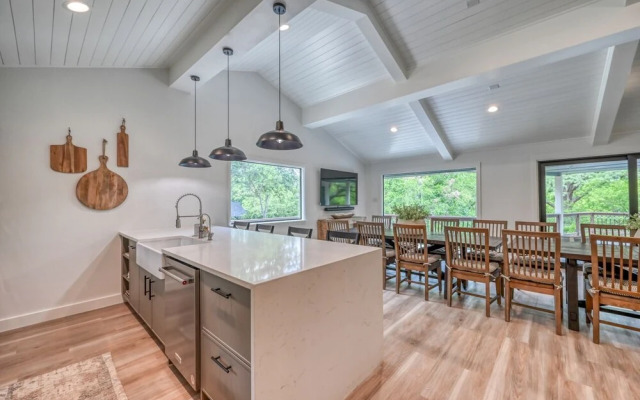 New! Luxury Riverfront Villa W/firepit & Gameroom!