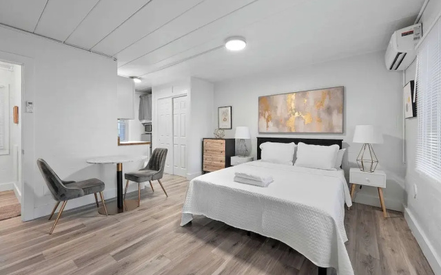 Chic City Retreat 93E