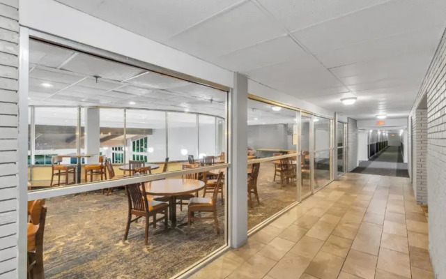 Eastlake Suites Hotel & Conference Center By OYO Urbana