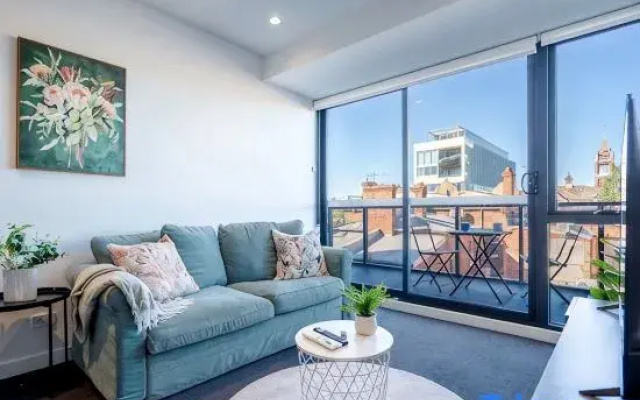 Modern 2BR Apartment with Smart TV and Views