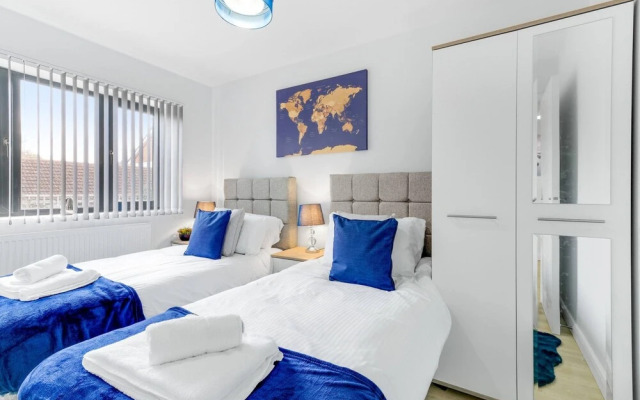 Spacious 4bedroom House-01 in Farnham Royal Slough