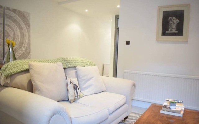 Modern 1 Bedroom Flat in Battersea With Patio