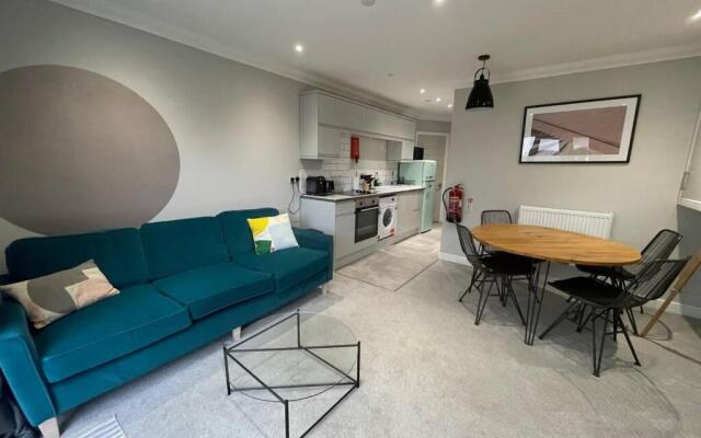 Stylish Modern Two Bedroom Apartment with Garden
