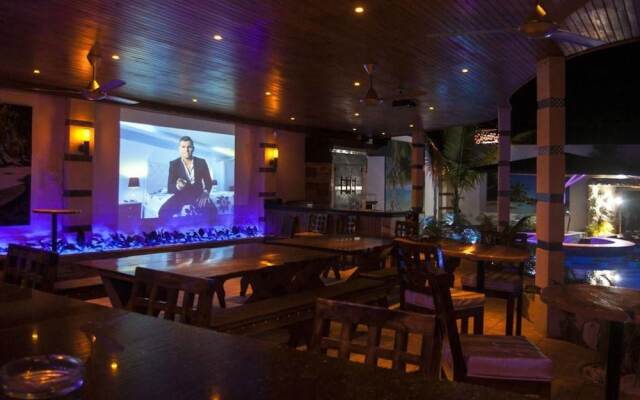 Luxury 14 Bedroom Villa Walking to Clubs/beaches!