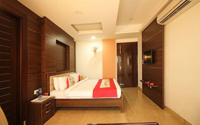 The Signature Hotel By OYO Rooms