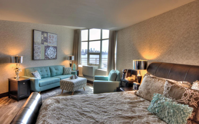 Lonsdale Quay Hotel