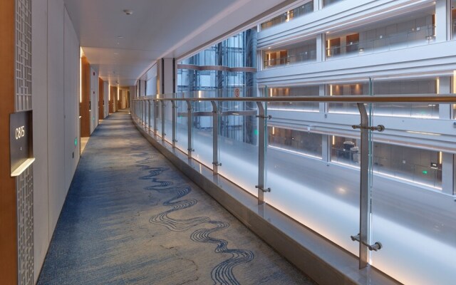 HUALUXE Nanjing Yangtze River by IHG