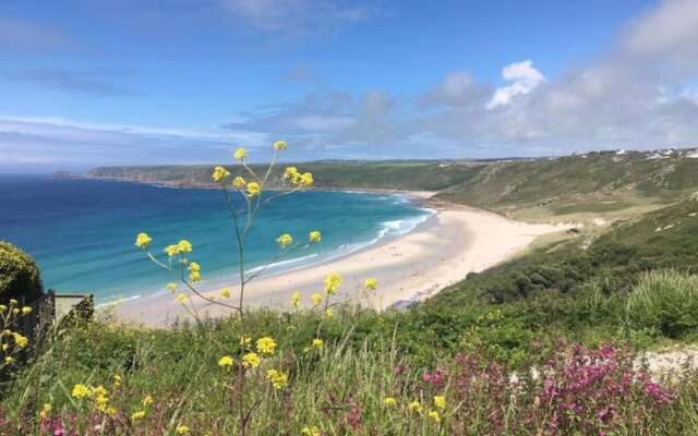 Kitty Unique 60s Caravan set in Pretty Garden