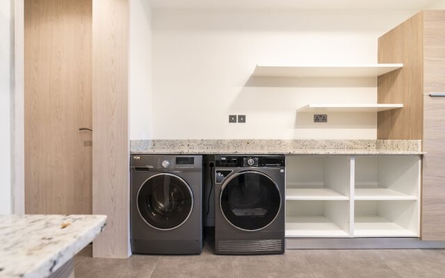 Capital Sapphire Line 1 bed  by YourHost