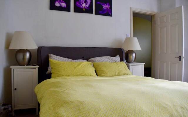 1 Bedroom Apartment With Large Garden in West London