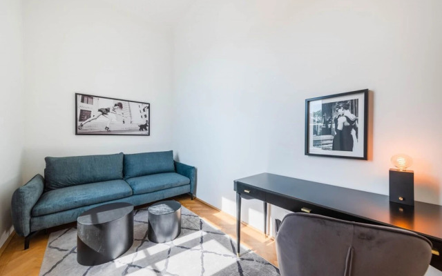 Deluxe Apartment With Parking and Office Next to the City Park